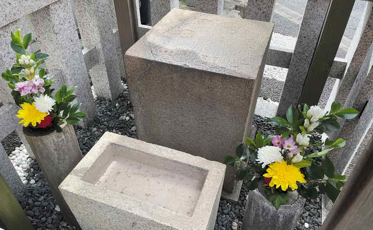 万松寺の仏足石
