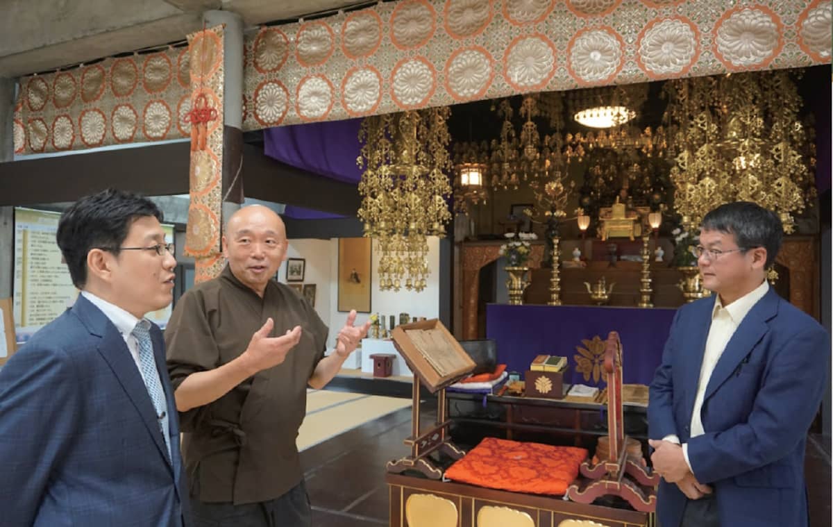 妙経寺にて児玉常昌さん（中央）、山田裕輝さん（左）と語り合う。後方には橋本左内の肖像画も見える