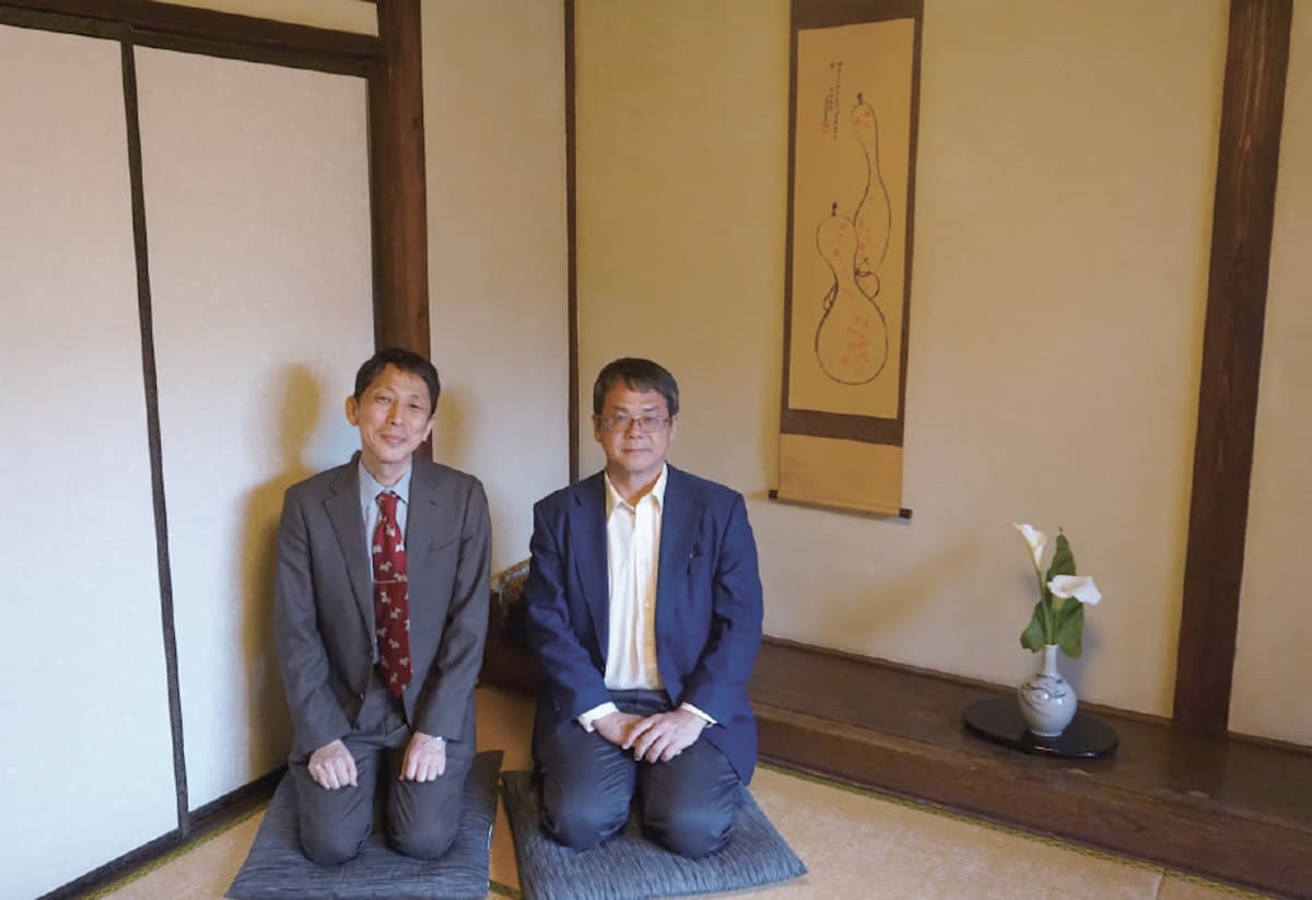 山村修さん（左）とともに 海堂尊さん