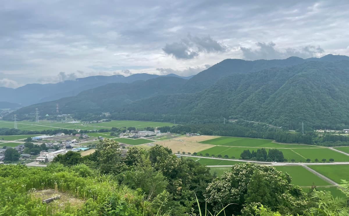 鳥越（とりごえ）城跡から眼下を見渡す