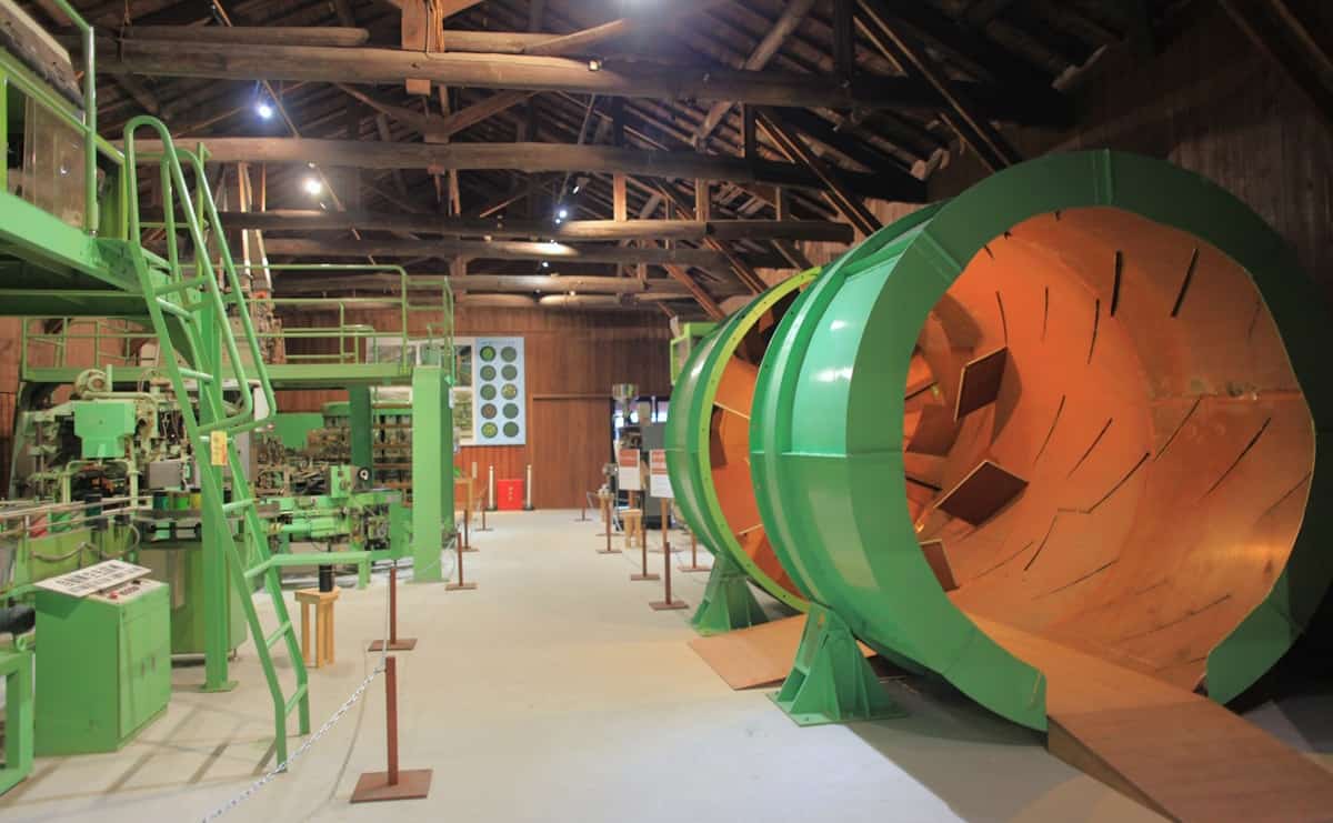 近代化の歴史を伝える製茶機械展示場