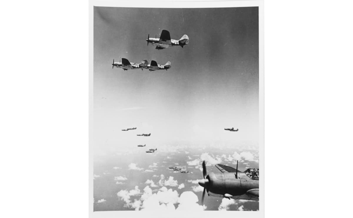 日本軍の攻撃に向かう艦上攻撃機TBFアベンジャーとSB2Cヘルダイバー