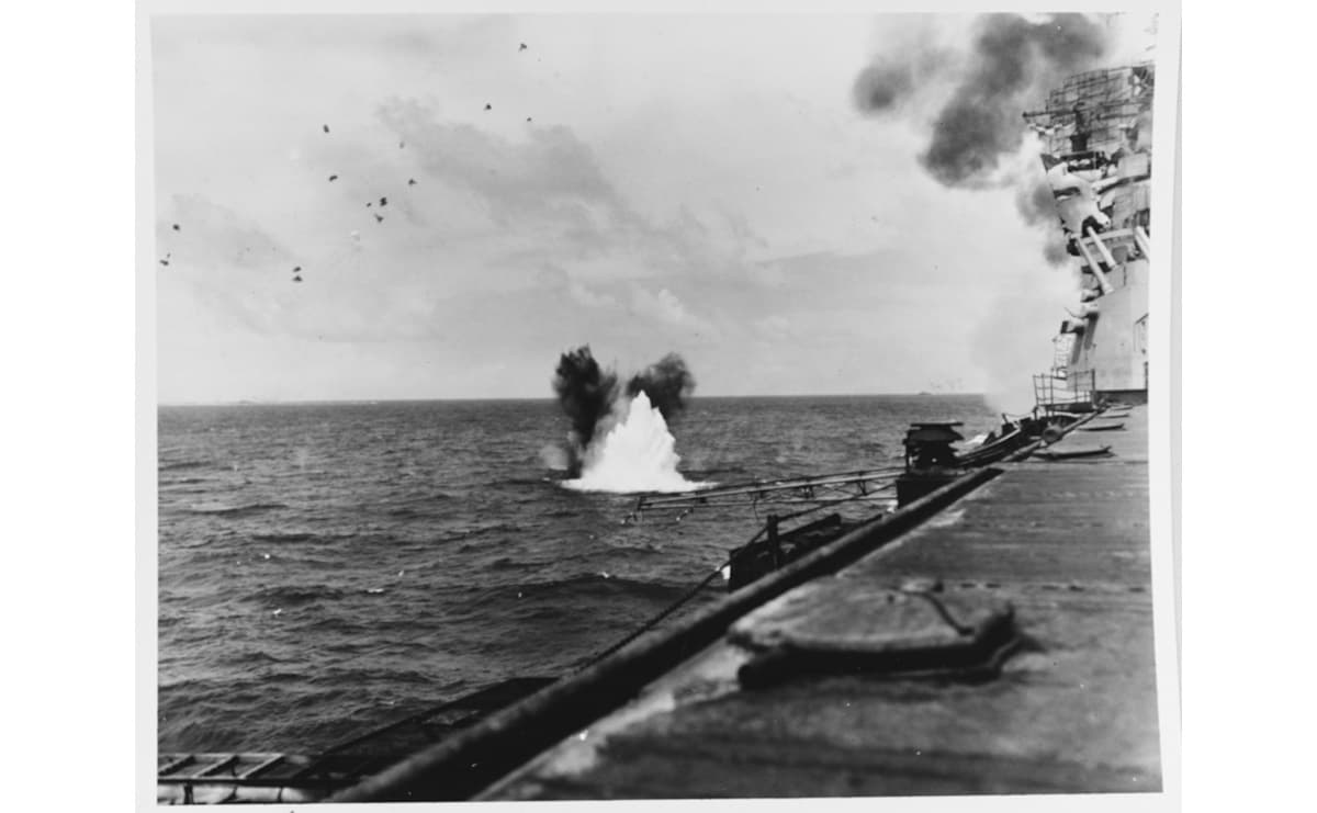 1944年6月19日、戦闘の初期段階で日本軍の爆弾が、米空母バンカーヒルのすぐ横で爆発した