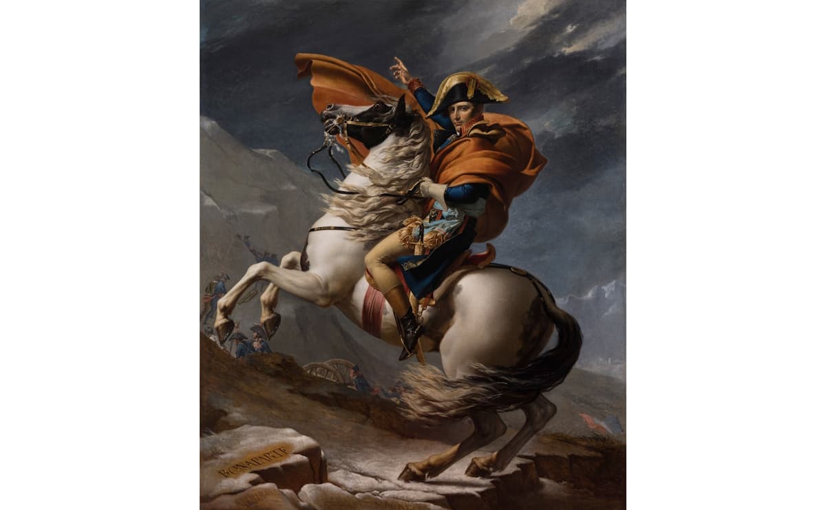 「ベルナール峠からアルプスを越えるボナパルト」。ダヴィッド画。イメージアップの絵だった。 Jacques-Louis David / Wikimedia Commons