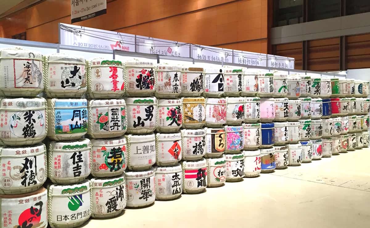 韓国での日本酒のPRイベント会場において、ディスプレイに使われた各地の日本酒メーカーの菰樽〔以下を含めてこの記事の写真提供：株式会社岸本吉二商店〕