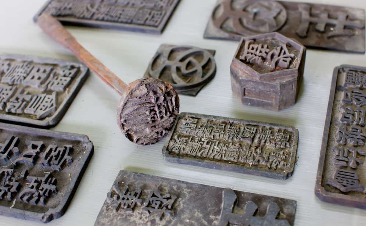 菰に文字を印すための菰樽印。古くは焼き印が使われた。菰に銘柄を装飾的に印刷するようになったのは大正時代からである