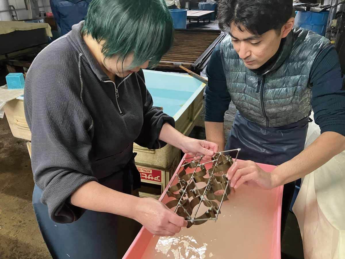 写真：編集部の紙漉き体験