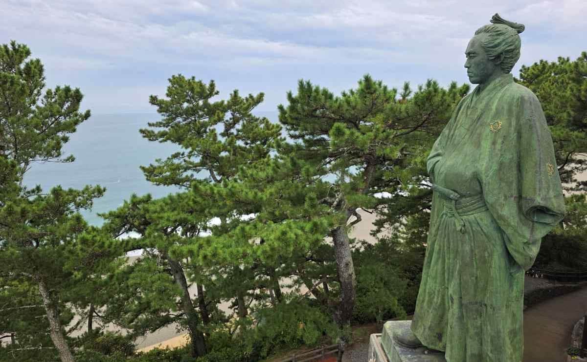 特設展望台から見た坂本龍馬像