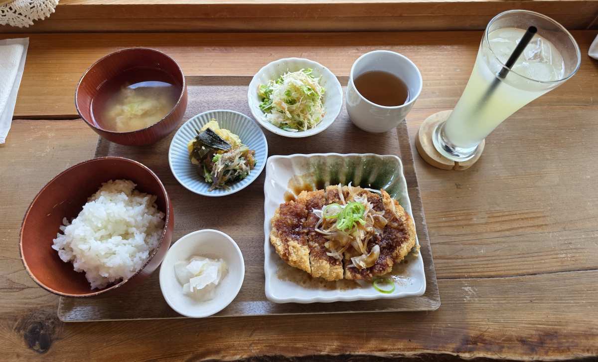 慎太郎食堂の「北川ランチセット」と北川村の手作りゆずジュース