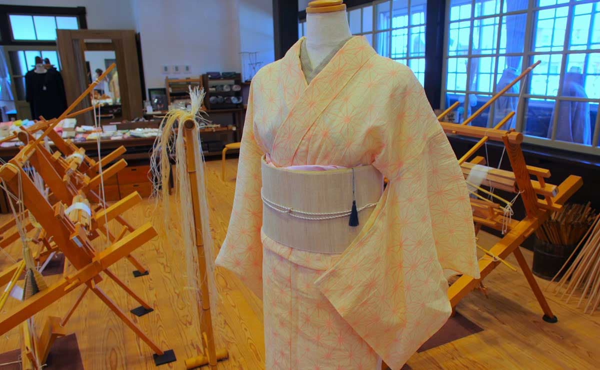 近江上布伝統産業会館内で展示されている、「絣」生地の着物と「生平」の帯の見本