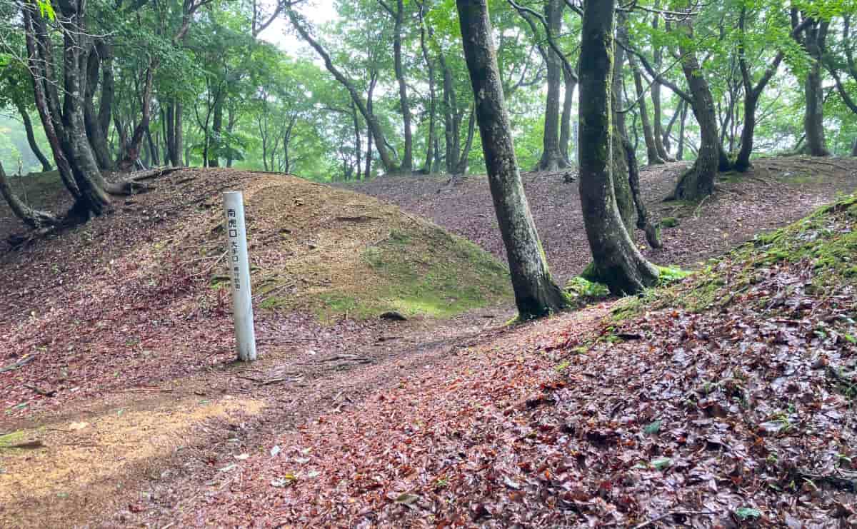 玄蕃尾城跡の郭1の虎口で、ここを抜けると右手が高くなっている