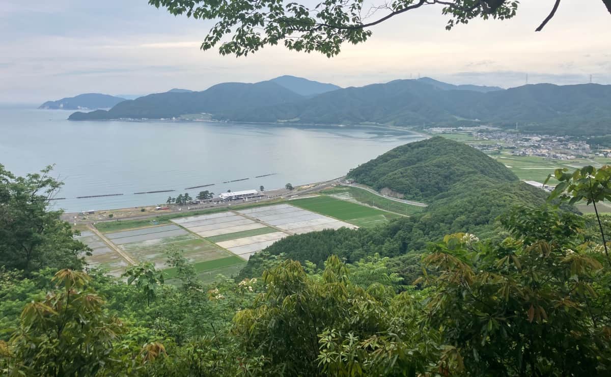 国吉城本丸跡から若狭湾と敦賀方面を望む