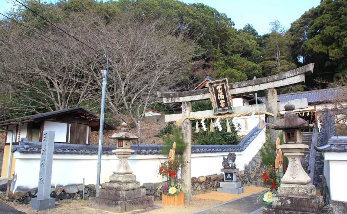 青谷梅林に隣接する中天満神社