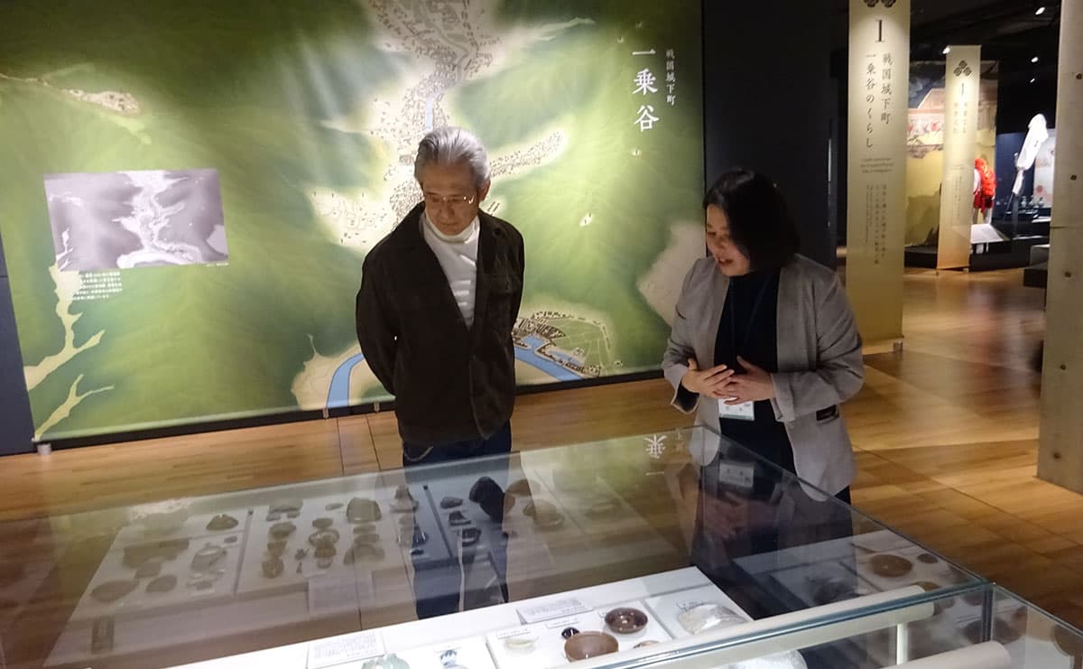 「私がこの時代に生きていたら一乗谷に住みたかったと思うほどの文化レベルの高さですね。当時の住民が1万人という規模感に驚きました」(鶴見さん)