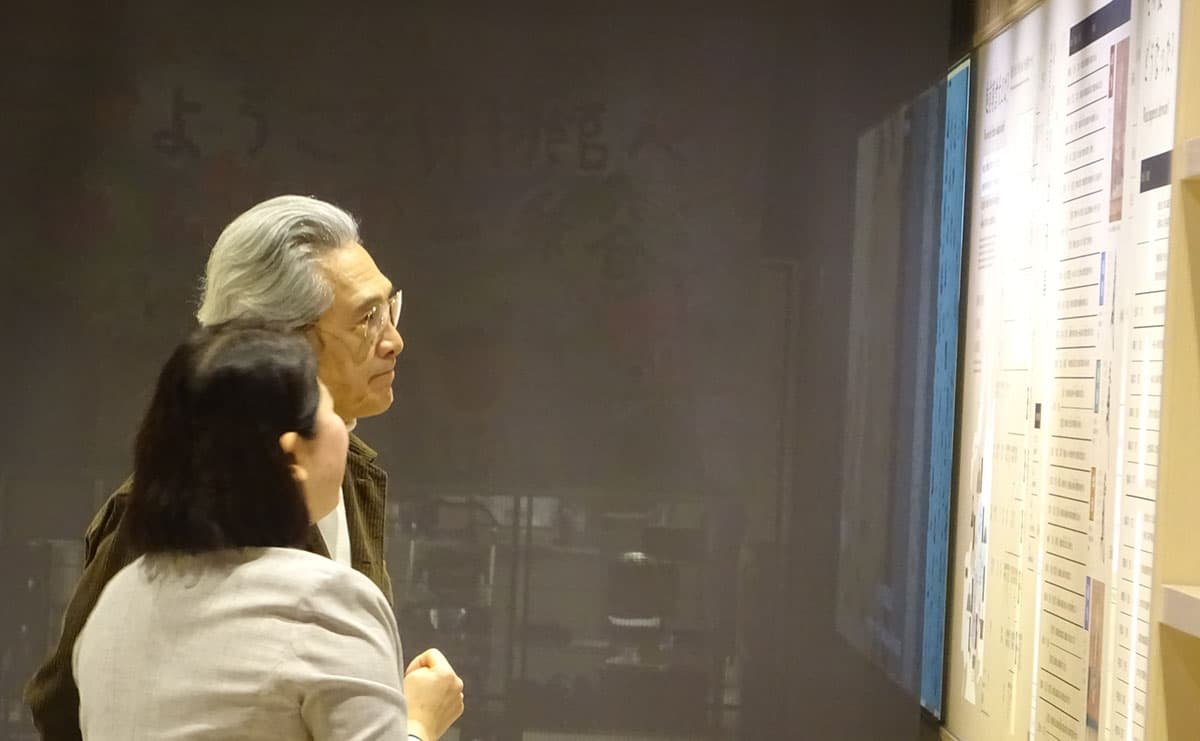 福井県立一乗谷朝倉氏遺跡博物館を訪れる鶴見辰吾さん