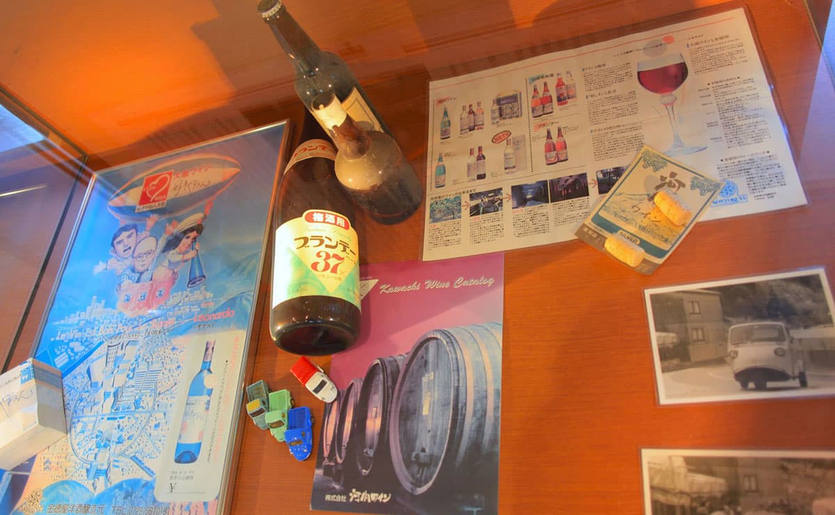 「河内ワイン館」で展示紹介されている、かつて使われたボトルやパンフレット