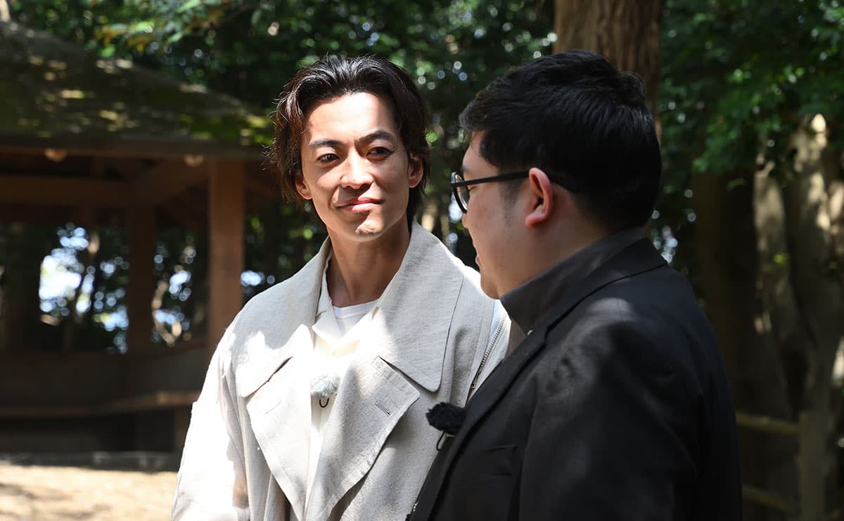 金崎宮を参拝する大東さん