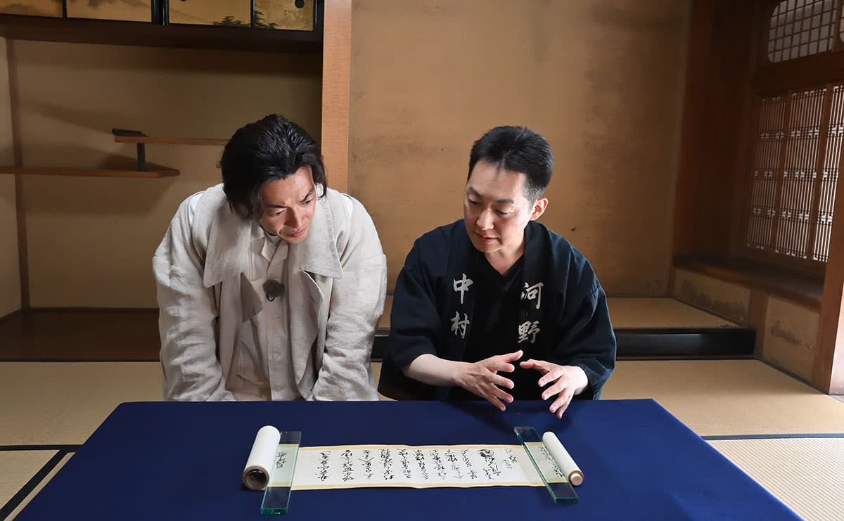 中村家住宅に残る前田利家の黒印状をみせていただく大東駿介さん