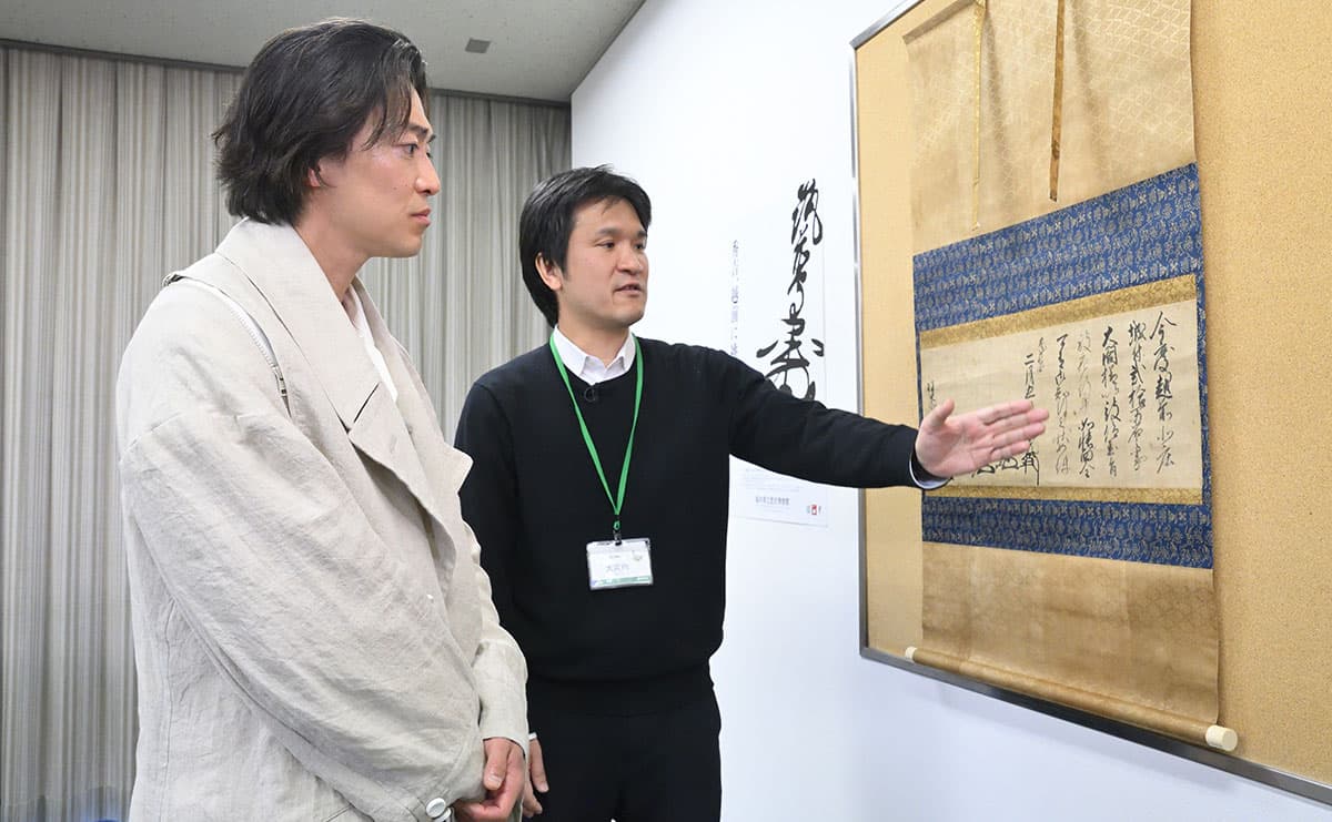 「五大老連署状」を見る大東駿介さん