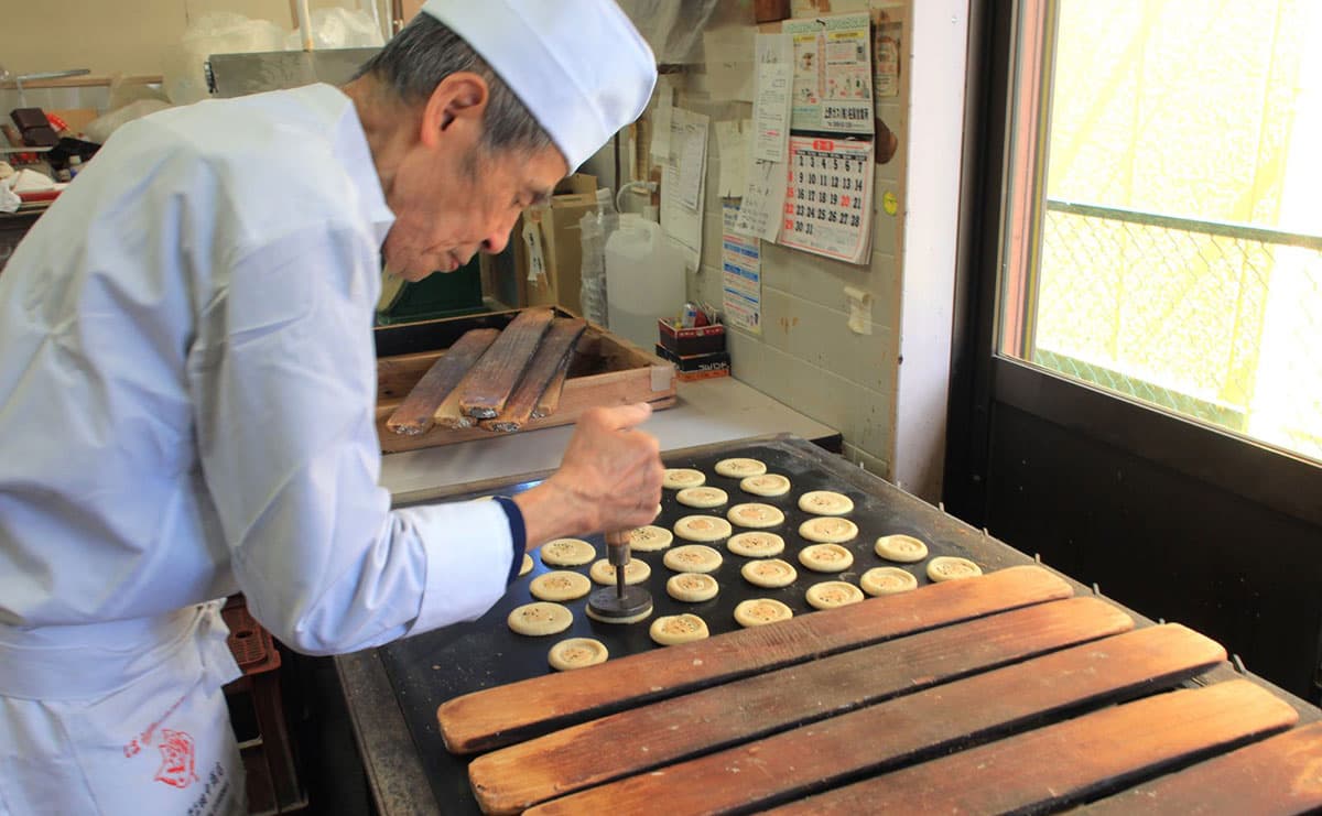 かたやきを焼く、大屋戸重雄さん