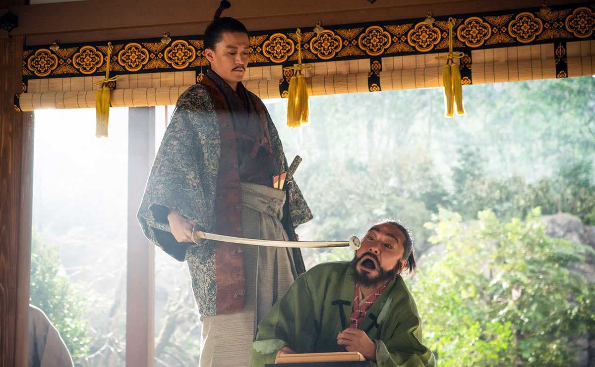 大河ドラマ『豊臣兄弟!』で織田信長を演じる小栗旬さん(左)と荒木村重役のトータス松本さん(右)(写真提供:NHK)