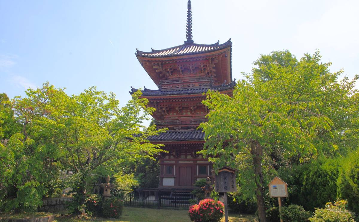 天王山にある宝積寺の三重塔