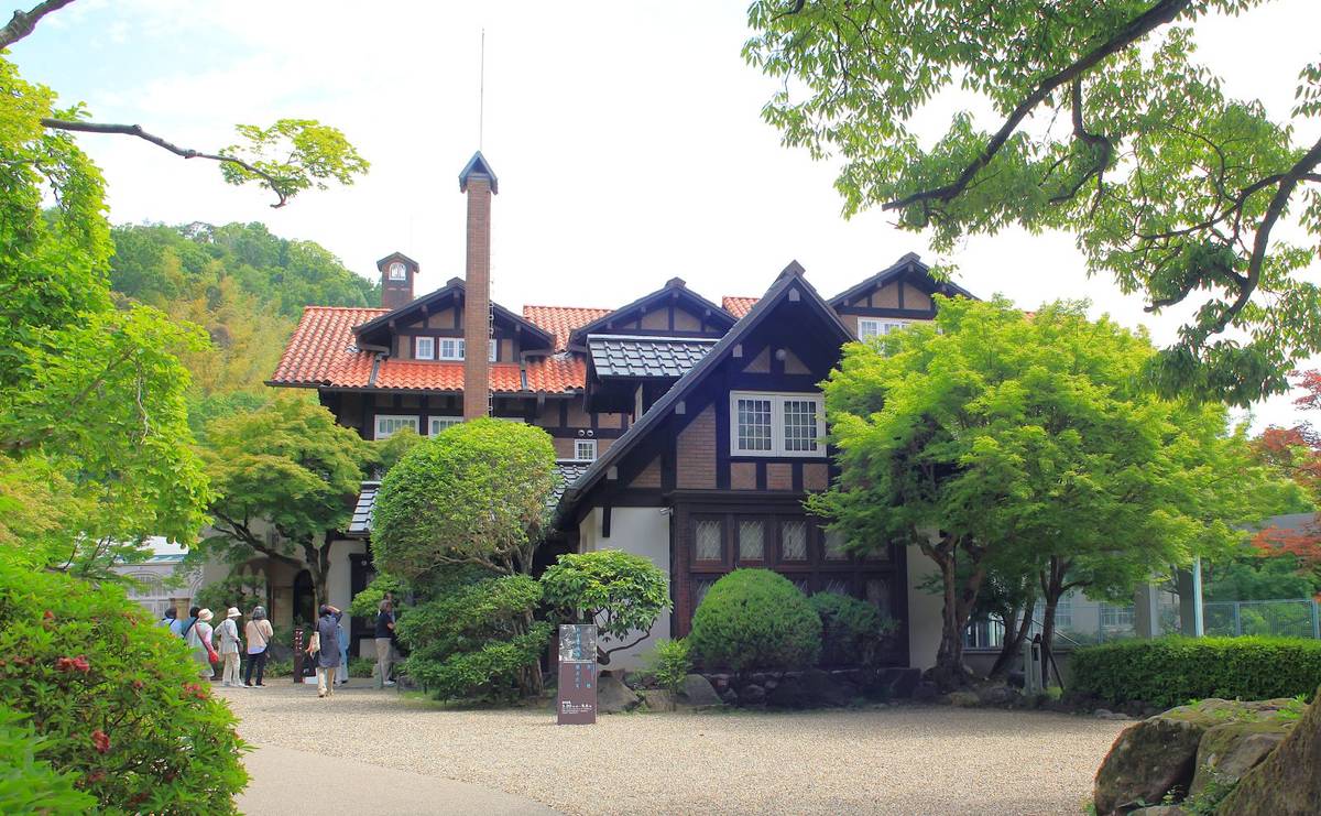 英国風の外観の大山崎山荘本館