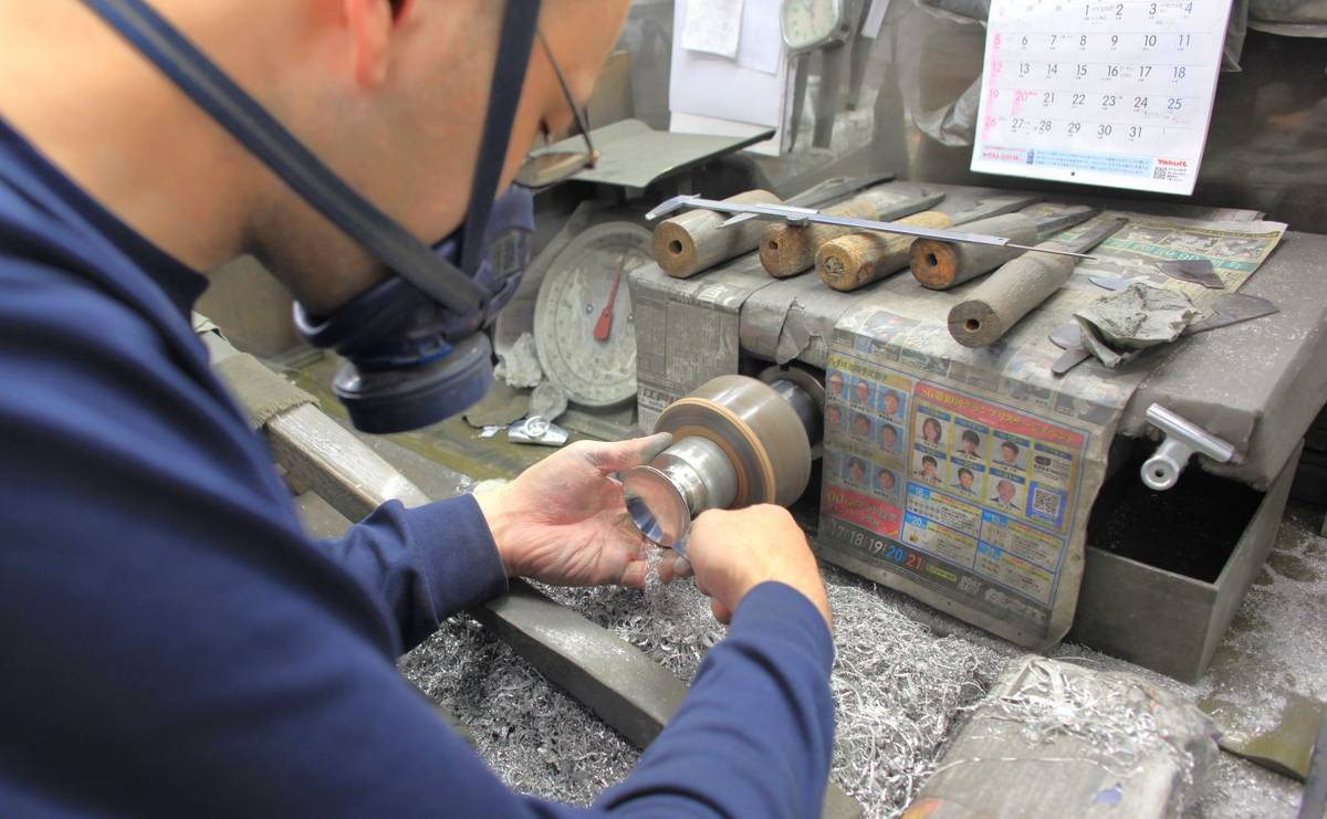 大阪錫器の工房で「錫挽き」作業をする職人さん