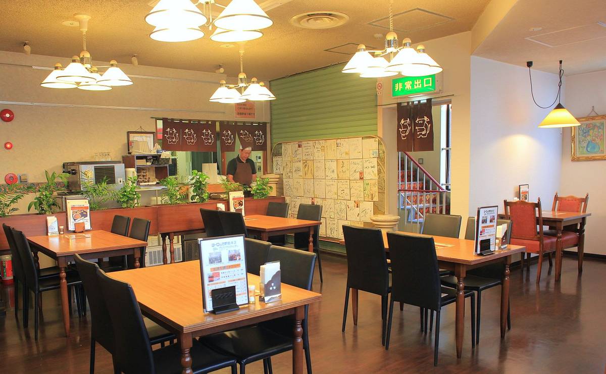 ヨーロッパ軒総本店の店内