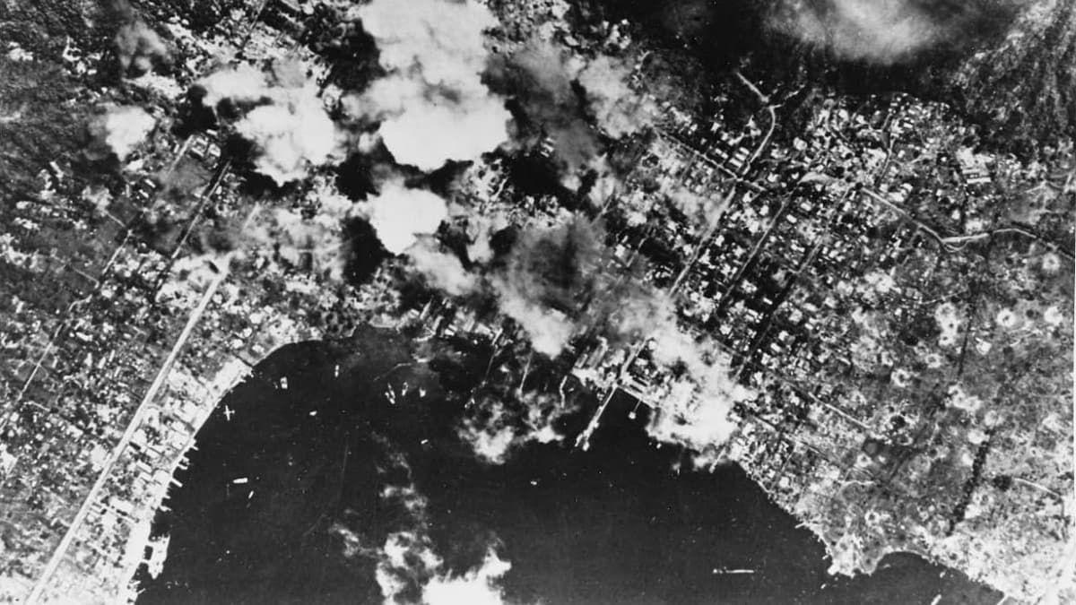 爆撃されるニューブリテン島のラバウル